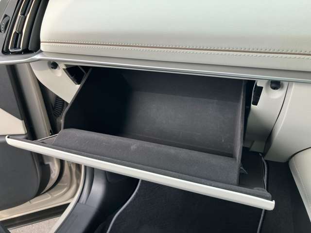 大型のグローブボックスは車検証など大きな物もすっぽりと収まるサイズとなっております。