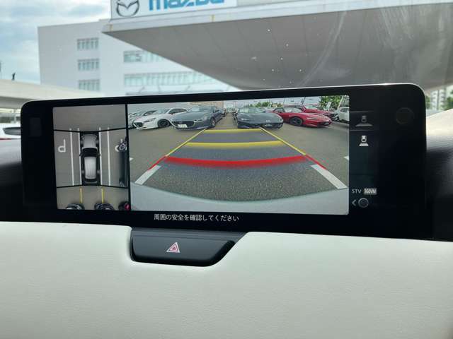 360°ビューモニターでは、両サイドとフロント、バックカメラの合成で、あたかも上空から見下ろした様に周囲を確認して頂けます。駐車場だけでなく、T字路等でも活躍のアイテムです！