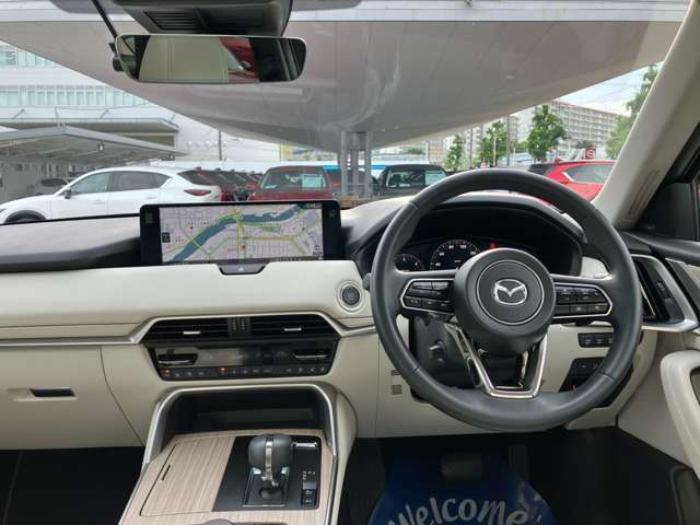 フロントピラーの位置を従来よりも後方にレイアウト。運転席からの視界の広がりを向上。車両の周囲の状況を、いち早く知ることで、安全に運行できます。