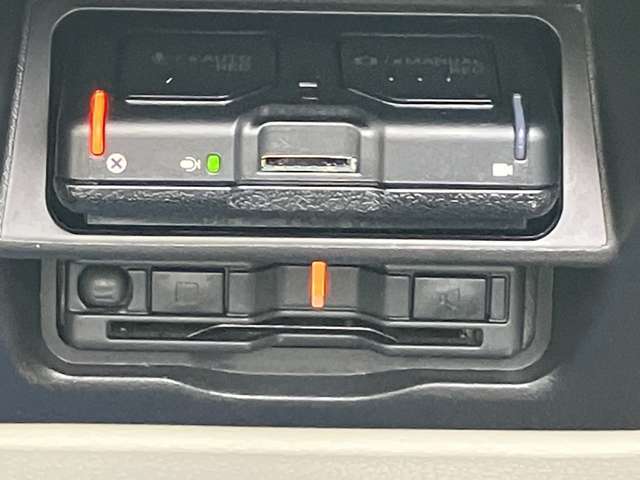 ETC車載器もビルトインタイプで取り付けられておりますので、高速道路の料金所をストレスなく通過して頂けます♪最近ではマストのアイテムですね！