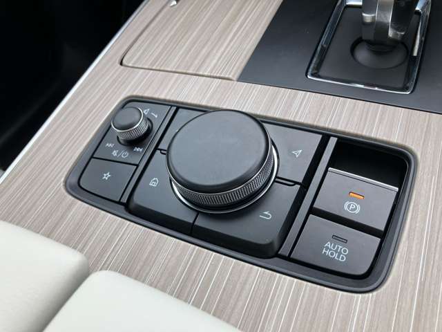 手元には運転姿勢を崩さずに操作していただける、ロータリーコマンダースイッチが装備されております。