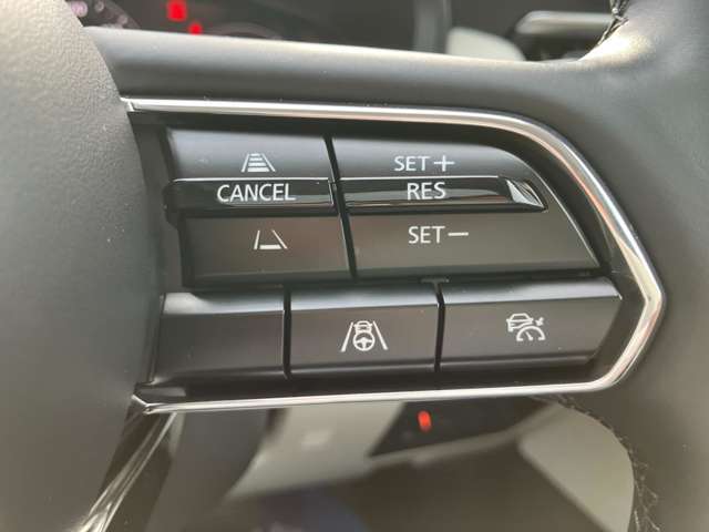 登録した速度に保ち走行するレーダークルーズコントロール付き。高速やバイパスでの運転支援に役立つ便利アイテムです！