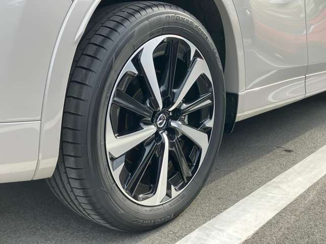 大口径でSUVのスタイルを際立たせる足回り！純正のお洒落なアルミホイールでドレスアップ☆