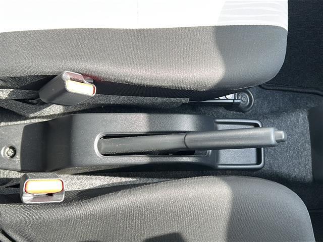 【ETC】有料道路を利用する際に料金所で停止することなく通過できる、ETC車載器（ノンストップ自動料金収受システム機器）が装備されています。セットアップを行うことで利用可能になります。