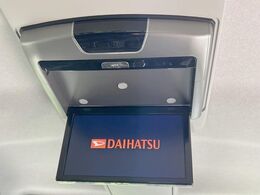 【フリップダウンモニター】大画面モニターで後席でもエンタメをお楽しみいただけます。小さなお子様にも大人気の装備です♪