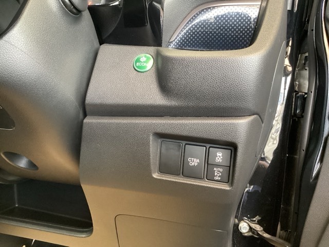 VSA（横滑り抑制）は滑りやすい路面・カーブを走っている時に起こりがちな横滑りをコンピューター制御で抑制し、運転にゆとりをもたらします。