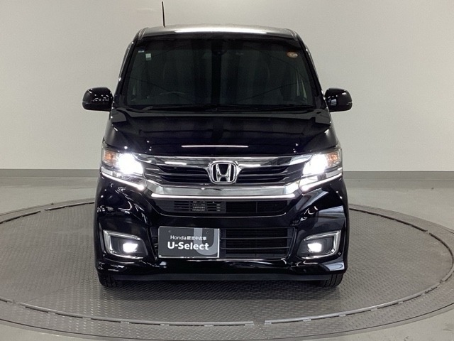 ディスチャージヘッドライト【HID】を装備していますのでとても明るく、夜間の走行や雨の日も安全・安心です。