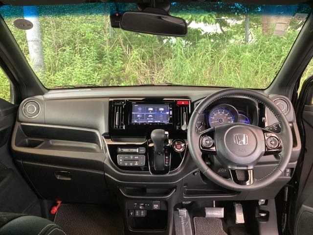 フロントガラスが大きく、ワイドな視界で運転もしやすくなるように、設計されています。