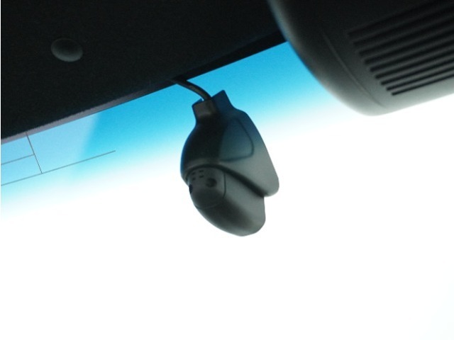 ◆ドライブレコーダー◆映像・音声などを記録する自動車用の装置です。　もしもの事故の際の記録はもちろん、旅行の際の思い出としてドライブの映像を楽しむことができます。