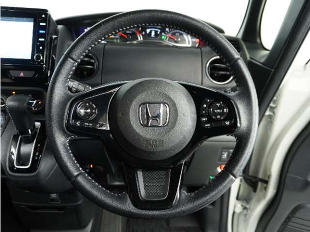 【Honda SENSING】 カメラ等装置で精度の高い検知能力を発揮、安全運転を支援します。ステアリング上のコントローラーに注目！