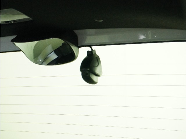 この車にはリアにもドライブレコーダーを装備しております◆映像・音声などを記録する自動車用の装置です。　もしもの事故の際の記録はもちろん、旅行の際の思い出としてドライブの映像を楽しむことができます。