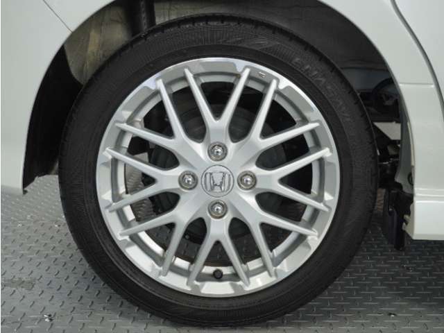 アルミホイール装着車です！これで足元まわりもおしゃれにきまります！