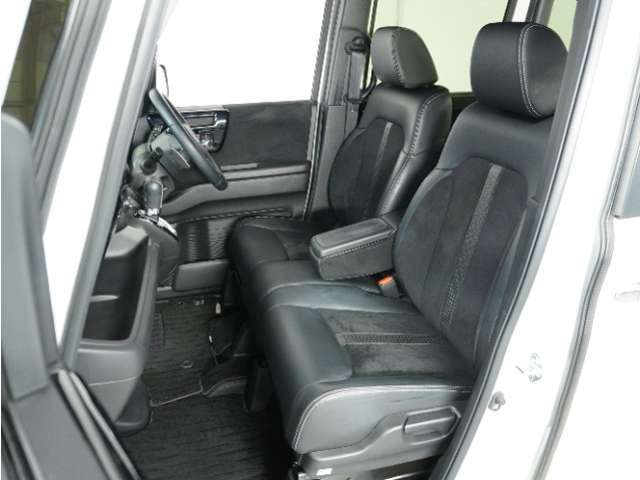 運転席と助手席は足元が繋がっているので自由に行き来しやすいので駐車場が狭いときでも助手席側からスムーズに乗り降りできて便利！