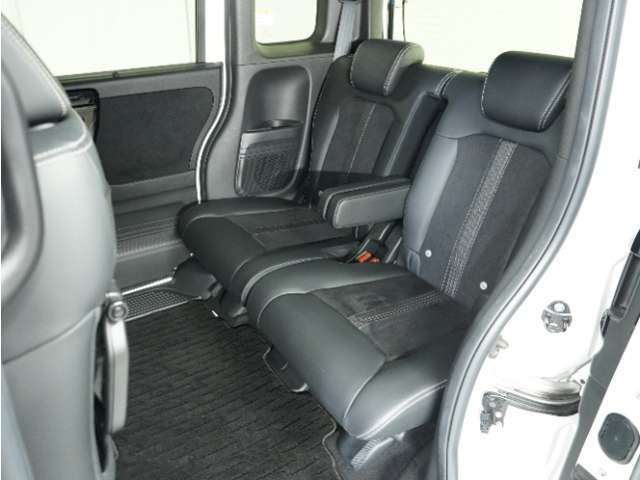家族やご友人とBBQに行くとき、楽しさは道中の車内から始まっています！このベンチシートに座って、みんなで和気あいあい盛り上がりましょう！
