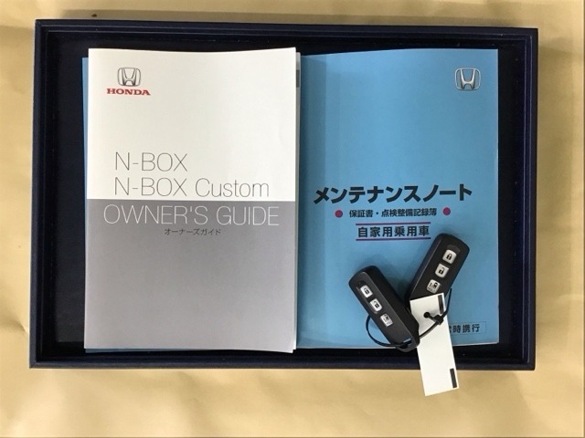 メンテナンスノート【点検整備記録簿・保証書】、取説も揃ってます。スマートキーはバッグなどにしまったままボタン操作でエンジンの始動・停止ができて大変便利です。