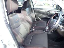 運転席ドアから見た内装です。とてもキレイな状態です。