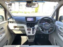 車内は禁煙車で、とくに気になるニオイもありません。中央にはケンウッド製「彩速ナビ　MDV-Z702W」が付いています。フルセグTVやBluetooth接続も可能です。