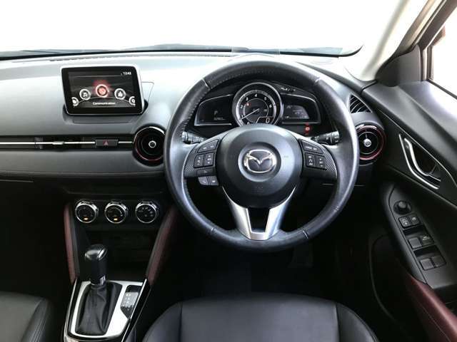【運転席インテリアデザイン】左右対称のインテリアデザインでドライバーを包み込み運転に集中できるように設計されています。