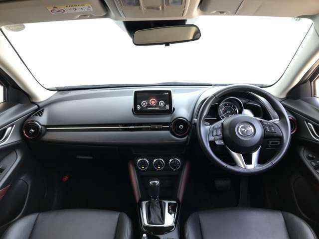 【運転席インテリアデザイン】左右対称のインテリアデザインでドライバーを包み込み運転に集中できるように設計されています。