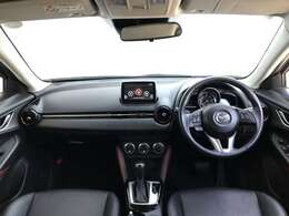 【運転席インテリアデザイン】左右対称のインテリアデザインでドライバーを包み込み運転に集中できるように設計されています。