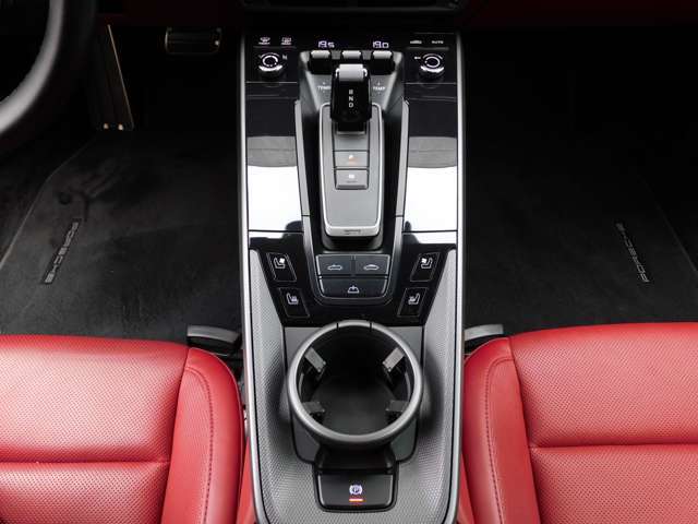 高級感漂うエンボス加工ヘッドレスト、快適なシートヒーター＆ベンチレーション付！！