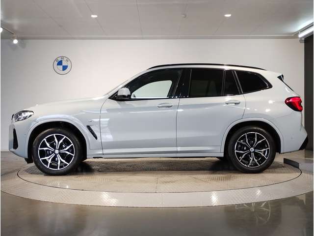 【拘りのFR】BMWが多く採用するFR車。ダイレクトでスポーティな加速感・シャープなハンドリングを実現。縦置きエンジンレイアウトにより、フラットで上質な乗り味です。