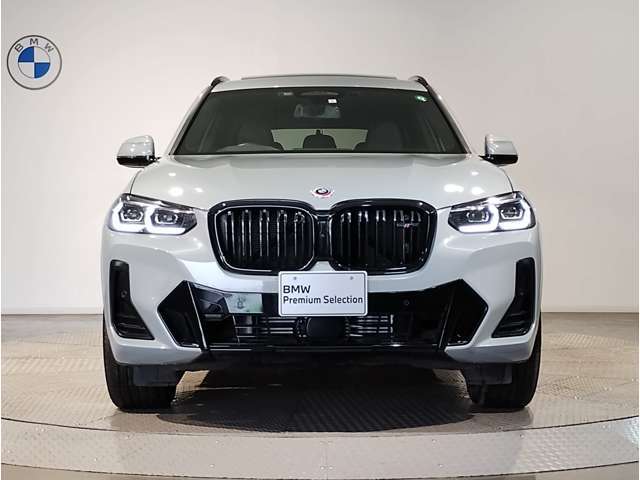 【キドニーグリル】BMWは約90年もの間、ほぼ全ての車両にひと目でBMWだと分かるこの特徴的なフロントグリルが備えられ、デザイン・アイコンとして親しまれてきました。