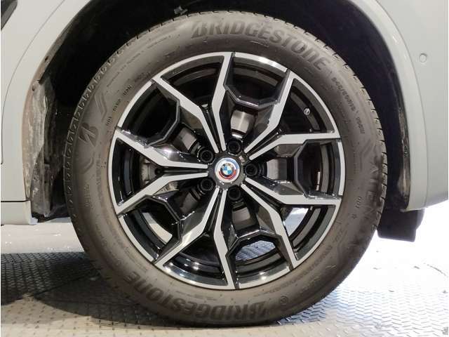 【BMWアロイホイル】軽量かつ強度に拘ったアロイホイル。走行性能ポテンシャルを引き出す設計。車の足元を引き締めてくれる大きなポイントはアロイホイルです。