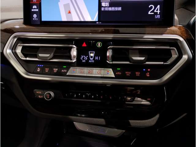 【左右独立式オートエアコン】☆運転席・助手席で個別に温度設定する事が可能。一定以上の大気中の有害物質を感知すると自動的に内気循環モードに切り替わるAUCを装備☆