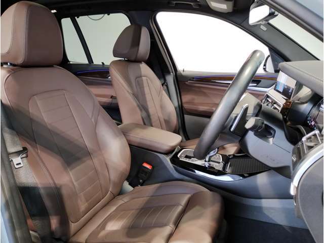 【コックピットシート】BMW車の主役席。車体中央にくる様に配置し車両重心とが一致する事でドライバーと車との一体感あるドライビングを実現。人間工学に基づき形成した形状が長時間のドライブ疲労も軽減します！