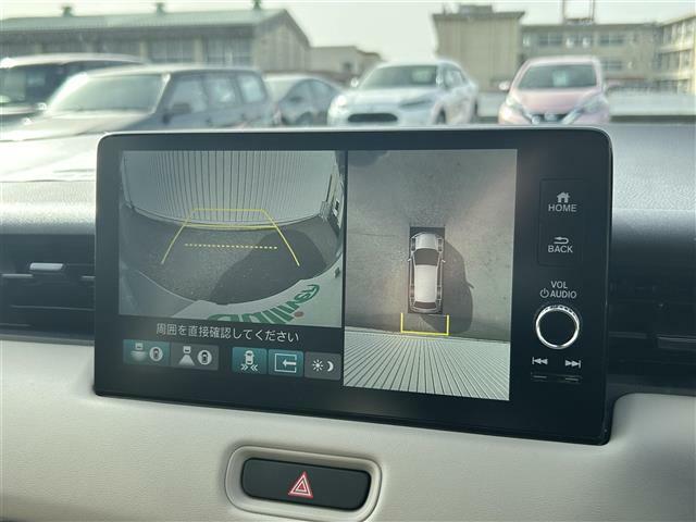 【マルチビューカメラ】上から見下ろしたように駐車が可能です。安心して縦列駐車も可能です。
