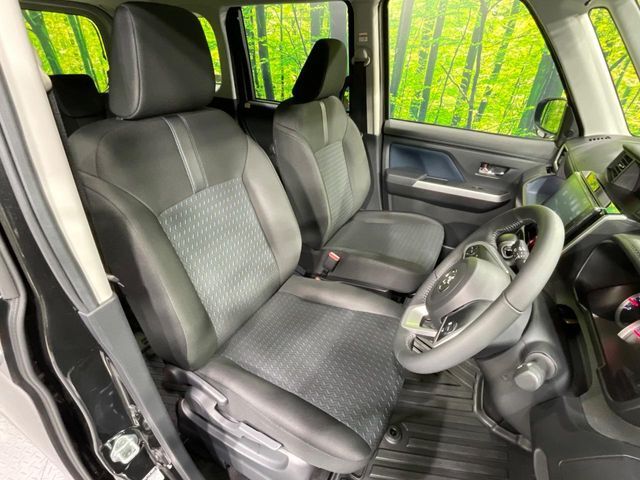 運転席まわりには十分なスペースがあり、大柄な方でもゆったり運転していただける環境です。