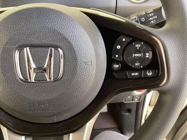 ハンドルにはクルーズコントロールスイッチのほかにHondaセンシング系のスイッチもあり、ハンドルから手を離さず安全に操作できます。