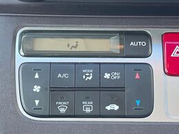【オートエアコン】一度お好みの温度に設定すれば、車内の温度を検知し風量や温度を自動で調整。暑い…寒い…と何度もスイッチ操作をする必要はありません。快適な車内空間には必須の機能ですね♪