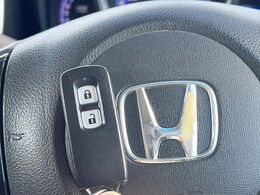 【Hondaスマートキー】カバンやポケットに入れたままでもドアの施錠・解錠が可能なスマートキーを装備。エンジンのオン・オフ時もカギを取り出す必要が無いからとっても便利です♪