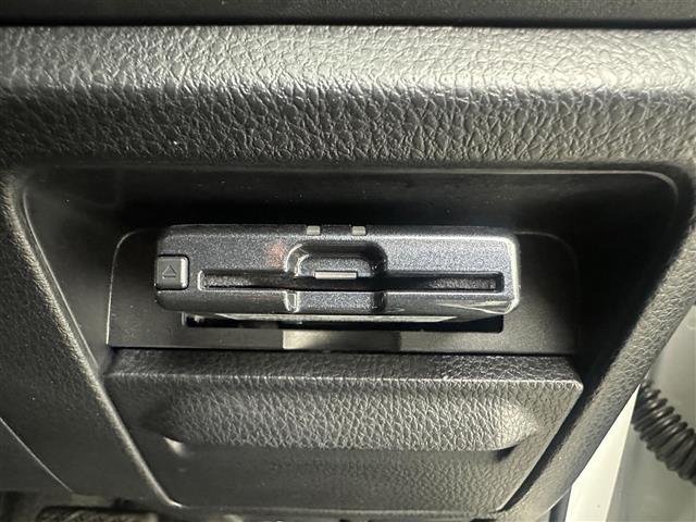 【ETC】有料道路を利用する際に料金所で停止することなく通過できる、ETC車載器（ノンストップ自動料金収受システム機器）が装備されています。セットアップを行うことで利用可能になります。