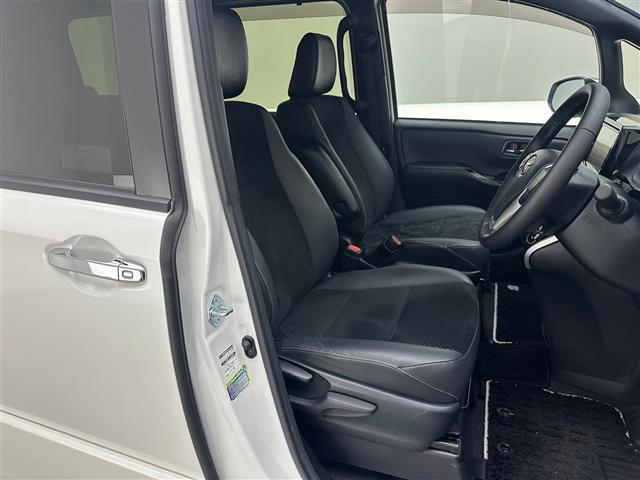 【運転席】座り心地が良いシートなので長時間の運転でも快適にお過ごしいただけます。新品のフロアマットのご注文も可能です。掲載箇所以外にご希望の写真がございましたらお気軽にお問い合わせ下さい。