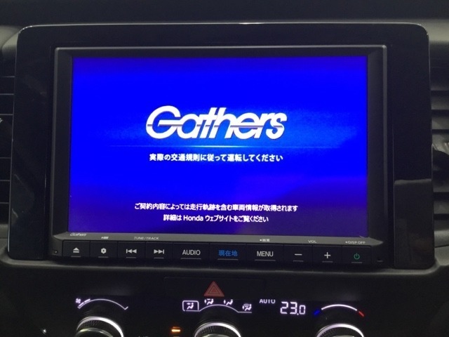 ナビゲーションはホンダ純正メモリーナビ。通信機能も備え渋滞回避案内や天気情報の表示などのサービスが有ります。リアカメラ付きなので、バック駐車の苦手な方にも安心ですね！