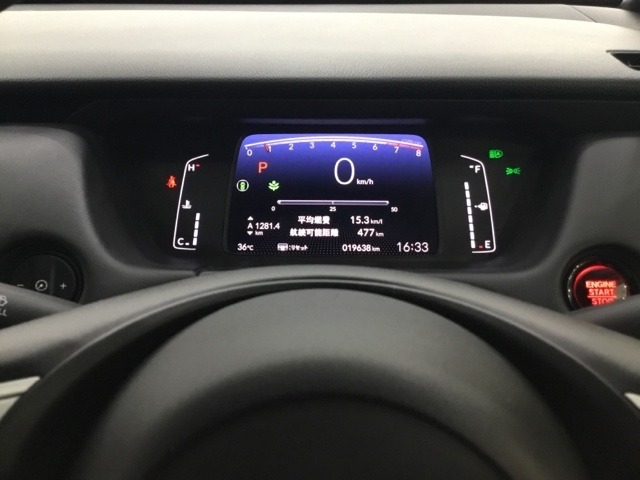 メーター表示がとても見やすい位置で運転のサポートをしてくれます！