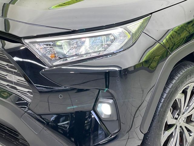 【LEDヘッドライト】悪天候や夜間走行時も良好な視界を確保し安心して運転できる高輝度LEDヘッドライトを装備！点灯速度が早く、消費電力も抑えられています。