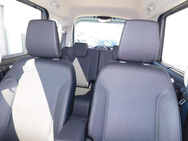 運転席シートにはドライバーの体格やお好みに合わせてシートの高さ調整ができるシートリフターや小物収納に便利なポケットも付いてます！