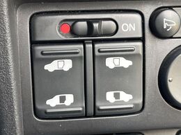 【両側パワースライドドア】スマートキーや運転席のスイッチで後席両側スライドドアの開閉が可能♪電動だから力を入れてドアを開ける必要が無く、小さなお子様でも簡単に開け閉めでき快適です♪