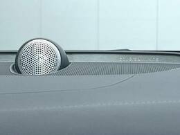 【Bowers　＆　Wilkins】ボルボの上級プレミアムオーディオ。車内空間という特殊な環境に100年以上の伝統を持つイェーテボリ交響楽団の音響を再現した「コンサートモード」を搭載。