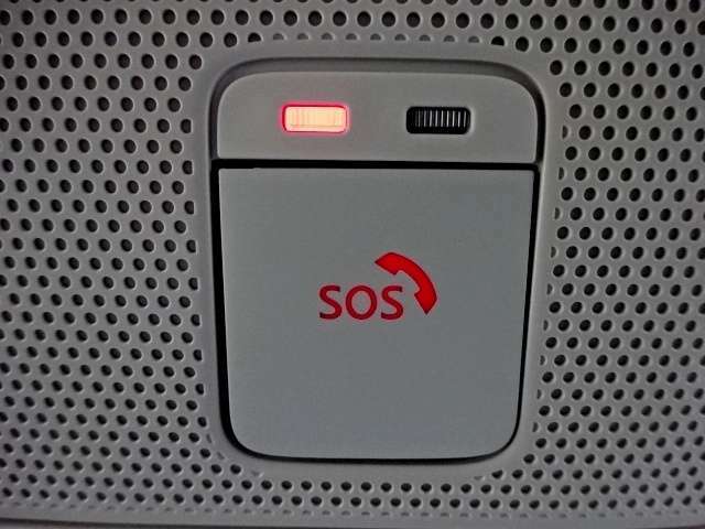 急病時や危険を感じた時、SOSコールスイッチを押すと専門のオペレータに繋がって、警察や消防への連携をサポートしてくれます。また、万が一の事故発生時には、エアバッグ展開と連動して自動通報します。別途契約要