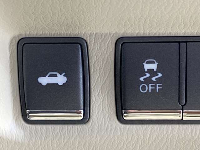 運転席からボタンひとつでトランクを開けることができます★ゴルフ場に着いてパッと開けれるのは便利ですよね★
