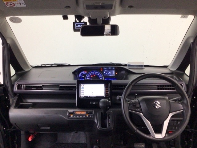 【前方視界】開放的な前方視界！運転がしやすく疲れにくいです♪窓が大きく、見通しがとっても良いおクルマですよ♪