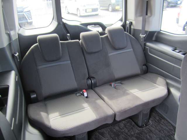 後部座席も気になるようなキズ・汚れやへたり等、良好な状態です