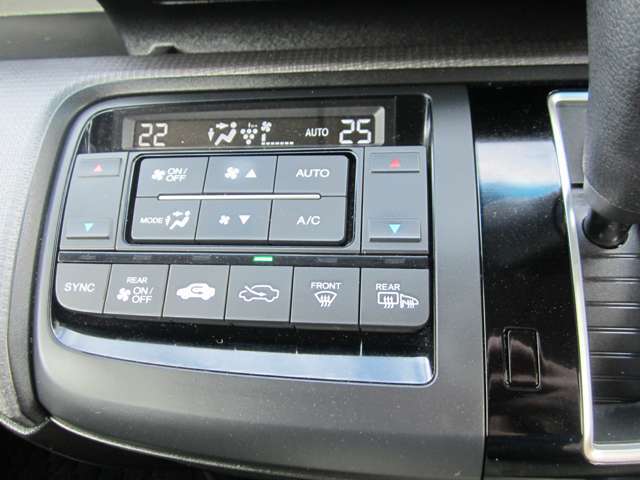 運転席と助手席の温度設定の変更が可能な左右独立タイプのデュアルエアコンです。暑がりな人・寒がりな人も誰もが車内を快適にお過ごしいただけます。