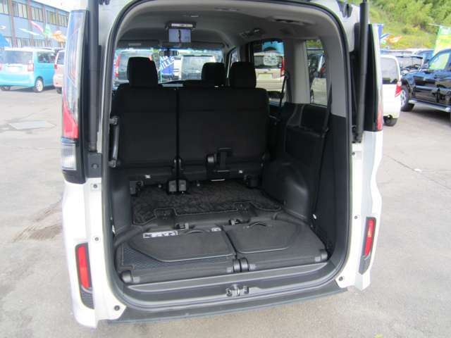 ラゲッジスペースも充実しております。シートアレンジ次第では大きな荷物も積めます。ご不明点やご質問などお気軽にお問い合わせください