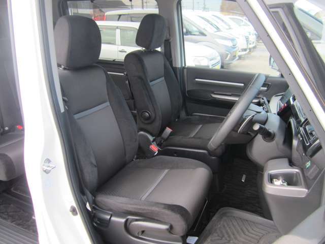 運転席には高さ調整ができるシートハイトアジャスター機能が付いています。これなら小柄な方にも大柄な方にも自分にぴったりの運転姿勢がとれます。試乗走行も可能なのでスタッフまでお声がけください。